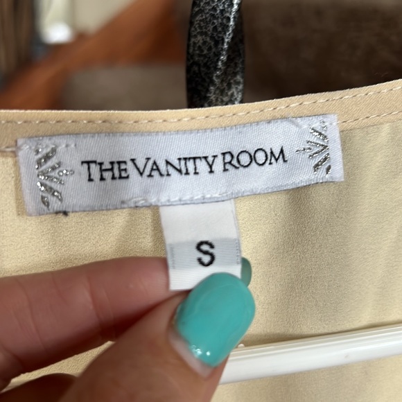 Size small cream blouse with bell sleeves from the vanity room - Picture 4 of 5